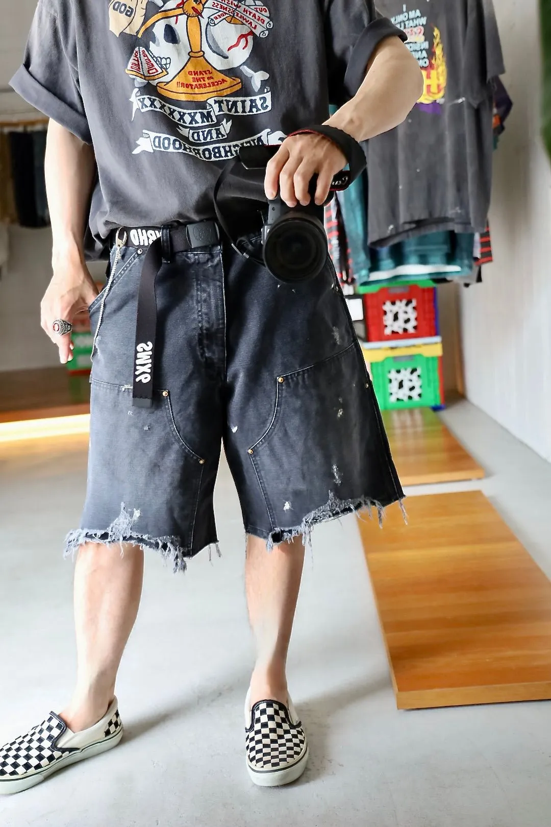 SAINT Mxxxxxx DOUBLE KNEE SHORTS/BLK Knee patches splashed with ink, washed and damaged denim shorts. Washed black S-XL. Custom woven and dyed denim denim with clear texture. Rewashed and faded to create local mottled fading/hole effects. Artificial distressing to simulate natural traces of wear. Original consistent damage treatment. Hand splashed ink and paint. Original consistent wash mark/pocket mark. Double knee patch. Rivet reinforcement. Improve functionality and enhance design.